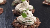 RAW/vegan jednohubky s fermentovaným sýrem a pažitkou