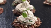 RAW/vegan jednohubky s fermentovaným sýrem a pažitkou