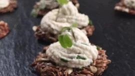 RAW/vegan jednohubky s fermentovaným sýrem a pažitkou