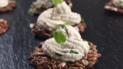 RAW/vegan jednohubky s fermentovaným sýrem a pažitkou