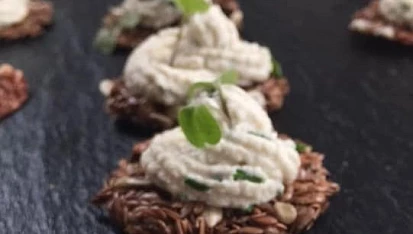 RAW/vegan jednohubky s fermentovaným sýrem a pažitkou