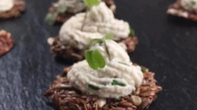 RAW/vegan jednohubky s fermentovaným sýrem a pažitkou