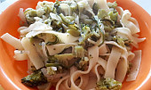 Široké nudle (tagliatelle) s cuketou a brokolicí