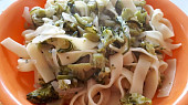 Široké nudle (tagliatelle) s cuketou a brokolicí