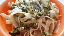 Široké nudle (tagliatelle) s cuketou a brokolicí