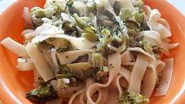 Široké nudle (tagliatelle) s cuketou a brokolicí