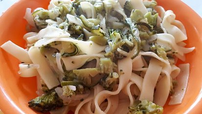 Široké nudle (tagliatelle) s cuketou a brokolicí