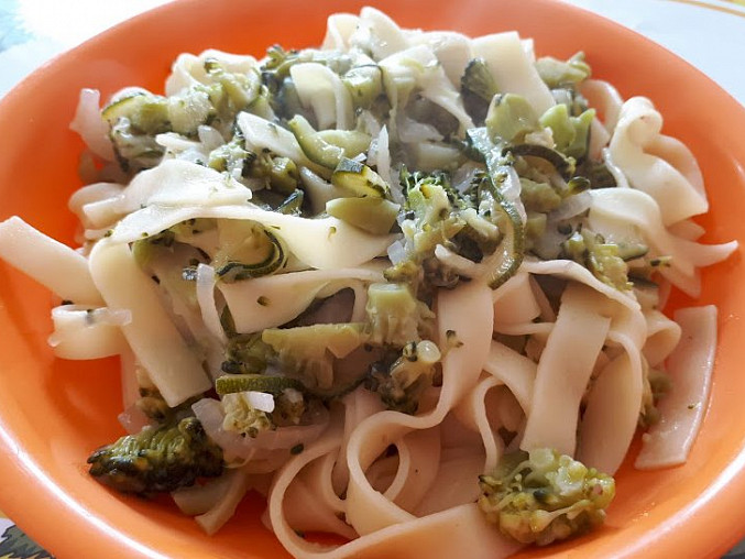 Široké nudle (tagliatelle) s cuketou a brokolicí
