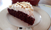 Špaldový koláč s červenou řepou, ořechy a krémem z tvarohu a mascarpone
