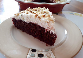 Špaldový koláč s červenou řepou, ořechy a krémem z tvarohu a mascarpone