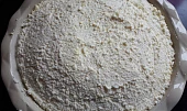 Špaldový koláč s červenou řepou, ořechy a krémem z tvarohu a mascarpone