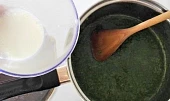 Špenát s bramborovým knedlíkem, Do rozpuštěného špenátu přidáme necelý 1 dcl mléka.