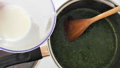 Špenát s bramborovým knedlíkem, Do rozpuštěného špenátu přidáme necelý 1 dcl mléka.