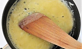 Špenát s bramborovým knedlíkem, Z másla a mouky připravíme zásmažku.
