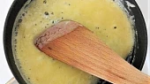 Špenát s bramborovým knedlíkem, Z másla a mouky připravíme zásmažku.