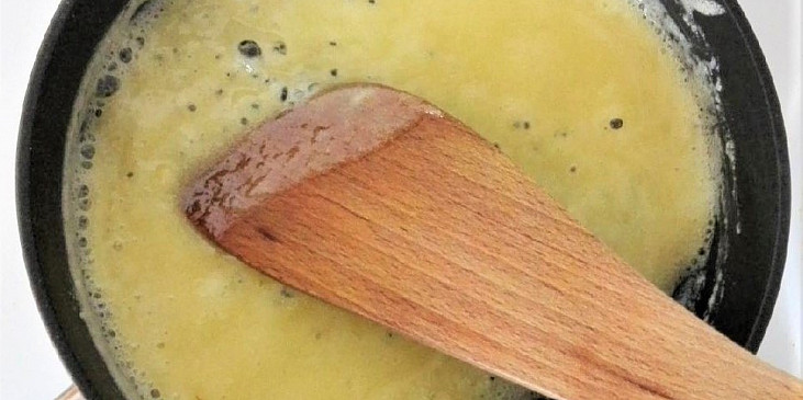 Z másla a mouky připravíme zásmažku.