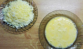 Topinky s vajíčkem a strouhaným sýrem, Rozšleháme vejce a nastrouháme sýr. 