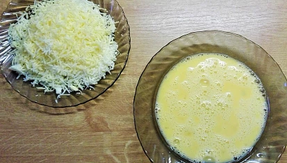 Topinky s vajíčkem a strouhaným sýrem, Rozšleháme vejce a nastrouháme sýr. 