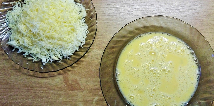 Topinky s vajíčkem a strouhaným sýrem (Rozšleháme vejce a nastrouháme sýr. )