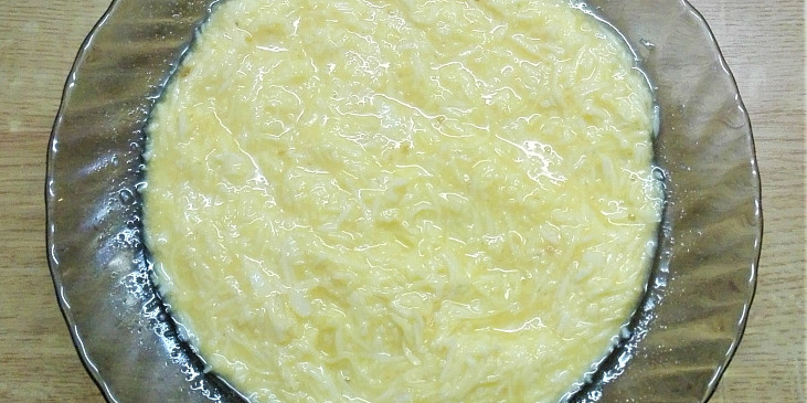 Do vajec přimícháme sýr. Vznikne nám hustá směs. 