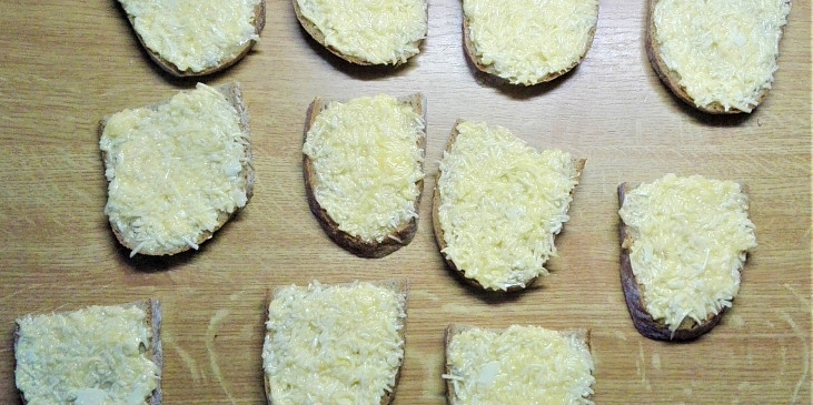 Topinky s vajíčkem a strouhaným sýrem (Chleby potřeme vajíčkovo-sýrovou směsí. )