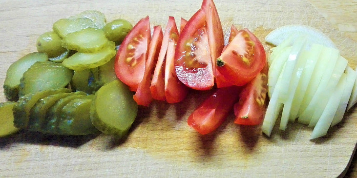 Nakrájíme si okurku, rajče a cibuli. 