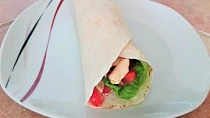 Tortilla s kuřecím masem a dresinkem