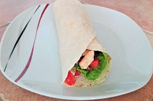Tortilla s kuřecím masem a dresinkem