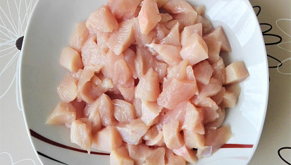 Tortilla s kuřecím masem a dresinkem, Maso nakrájíme na kousky.