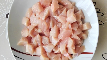 Tortilla s kuřecím masem a dresinkem, Maso nakrájíme na kousky.
