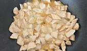 Tortilla s kuřecím masem a dresinkem, Na pánvi rozpálíme olej. Maso osolíme, okořeníme grilovacím kořením a orestujeme. 