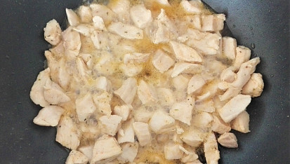 Tortilla s kuřecím masem a dresinkem, Na pánvi rozpálíme olej. Maso osolíme, okořeníme grilovacím kořením a orestujeme. 