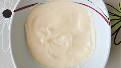 Tortilla s kuřecím masem a dresinkem, Dresink připravíme tak, že smícháme majonézu, kečup a prolisovaný česnek. 