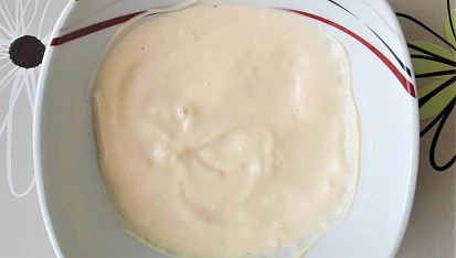 Tortilla s kuřecím masem a dresinkem, Dresink připravíme tak, že smícháme majonézu, kečup a prolisovaný česnek. 