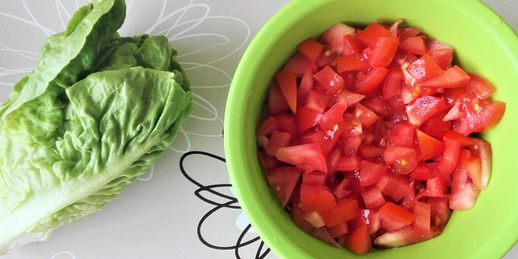 Připravíme si salát a nakrájíme rajčata na malé kousky. 