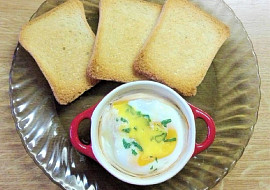 Zapečené vejce se šunkou, sýrem a rajčetem