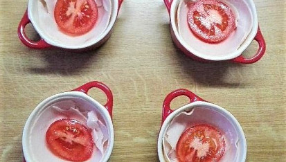 Zapečené vejce se šunkou, sýrem a rajčetem, Položíme plátek rajčete. 