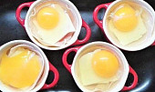 Zapečené vejce se šunkou, sýrem a rajčetem (Rozklepneme vejce. )
