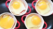 Zapečené vejce se šunkou, sýrem a rajčetem, Rozklepneme vejce. 