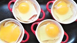Zapečené vejce se šunkou, sýrem a rajčetem