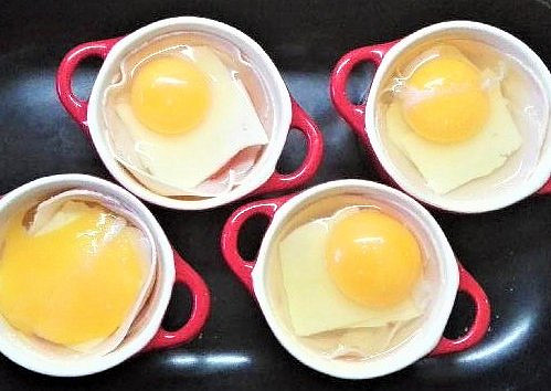 Zapečené vejce se šunkou, sýrem a rajčetem (Rozklepneme vejce. )