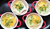Zapečené vejce se šunkou, sýrem a rajčetem (Trochu osolíme a posypeme petrželkou nebo pažitkou. )