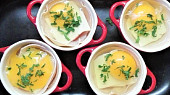 Zapečené vejce se šunkou, sýrem a rajčetem, Trochu osolíme a posypeme petrželkou nebo pažitkou. 