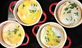 Zapečené vejce se šunkou, sýrem a rajčetem (Dáme péct při 180°C na 15-20 minut (dokud nejsou vajíčka hotová). Podáváme s opečeným toustovým chlebem.)