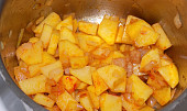 Brynzová polévka s bramborami, haluškami a slaninou