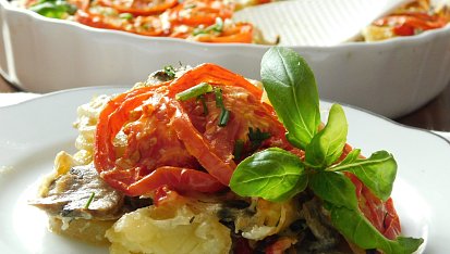 Gratinované brambory s rajčaty a žampiony