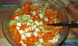 Jarní salát s balkánským sýrem