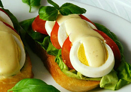 Jednoduché chlebíčky s vejci a majonézovým přelivem