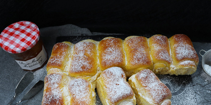 Luxusně nadýchané marmeládové rolky z kynutého těsta