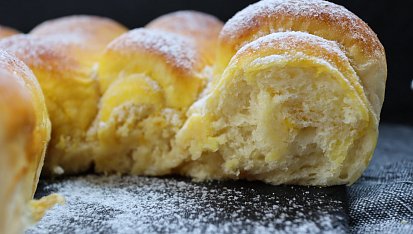Luxusně nadýchané marmeládové rolky z kynutého těsta